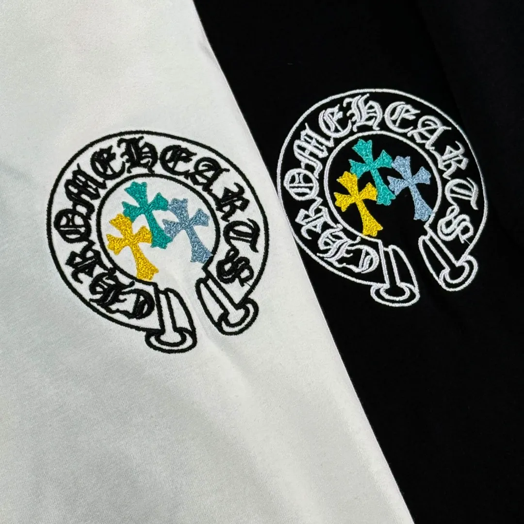 P180 Chrome Hearts Chrome Hearts 25 high-end versions. The fabric is made of 300 grams of high-density pure cotton. It does not deform or shrink. It has three labels. It is the same style for men and women. Technology: leather embroidery. Color: white, black. SIZE: S-XL.